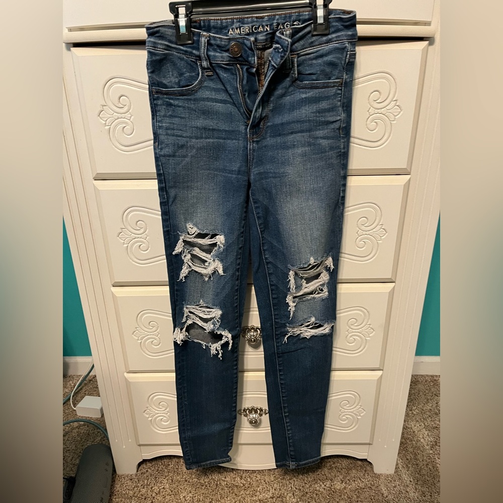 Size 4 American eagle Ripped Skinny Jeans. Great Condition